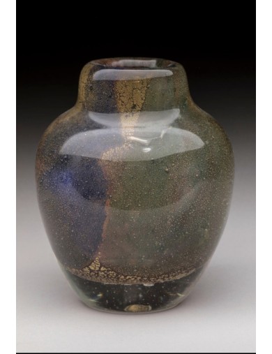 Vase - Jean-Claude Novaro - Vase en verre soufflé vert et bleu à décor de paillons dorés. H : 10,5 cm.