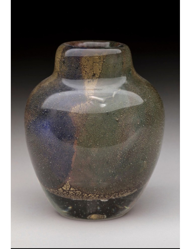 Vase - Jean-Claude Novaro - Vase en verre soufflé vert et bleu à décor de paillons dorés. H : 10,5 cm.