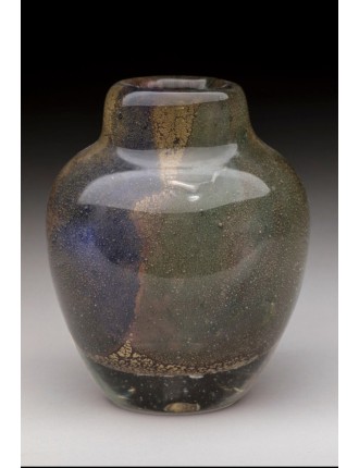 Vase - Jean-Claude Novaro - Vase en verre soufflé vert et bleu à décor de paillons dorés. H : 10,5 cm.