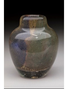 Vase - Jean-Claude Novaro - Vase en verre soufflé vert et bleu à décor de paillons dorés. H : 10,5 cm.