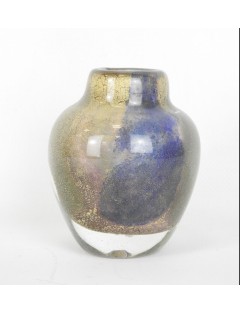 Vase - Jean-Claude Novaro - Vase en verre soufflé vert et bleu à décor de paillons dorés. H : 10,5 cm.