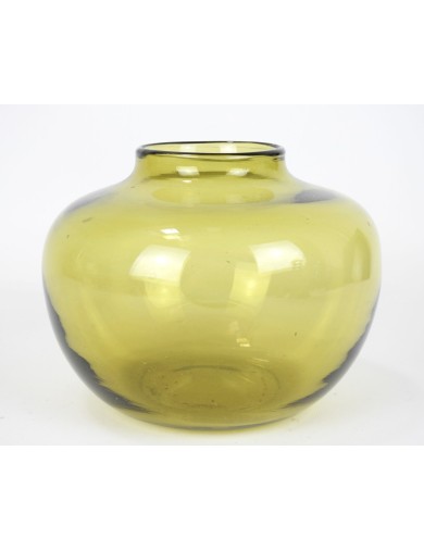 Vase - Claude Morin. Vase en verre soufflé à panse globulaire de couleur jaune