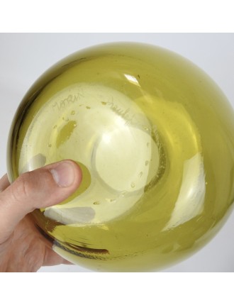 Vase - Claude Morin. Vase en verre soufflé à panse globulaire de couleur jaune