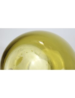 Vase - Claude Morin. Vase en verre soufflé à panse globulaire de couleur jaune