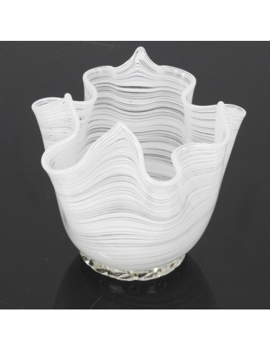 Murano – Vase mouchoir en verre filigrané "lattimo" à décor de stries horizontales blanches