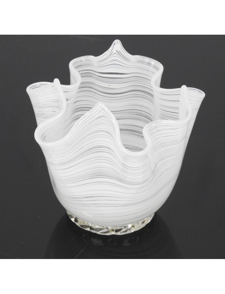 Murano – Vase mouchoir en verre filigrané "lattimo" à décor de stries horizontales blanches