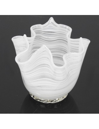 Murano – Vase mouchoir en verre filigrané "lattimo" à décor de stries horizontales blanches