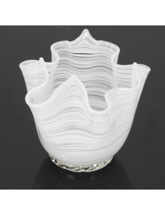 Murano – Vase mouchoir en verre filigrané "lattimo" à décor de stries horizontales blanches