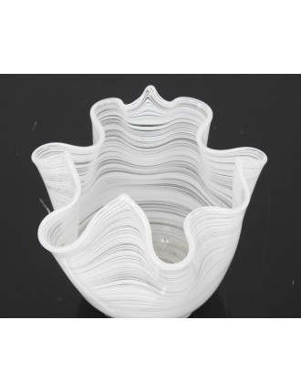 Murano – Vase mouchoir en verre filigrané "lattimo" à décor de stries horizontales blanches