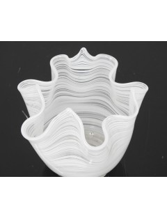 Murano – Vase mouchoir en verre filigrané "lattimo" à décor de stries horizontales blanches