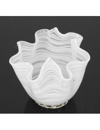 Murano – Vase mouchoir en verre filigrané "lattimo" à décor de stries horizontales blanches