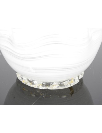 Murano – Vase mouchoir en verre filigrané "lattimo" à décor de stries horizontales blanches