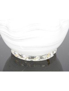 Murano – Vase mouchoir en verre filigrané "lattimo" à décor de stries horizontales blanches