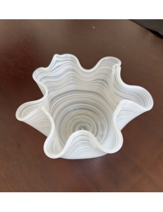 Murano – Vase mouchoir en verre filigrané "lattimo" à décor de stries horizontales blanches