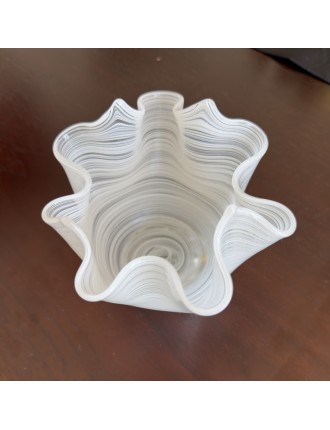 Murano – Vase mouchoir en verre filigrané "lattimo" à décor de stries horizontales blanches