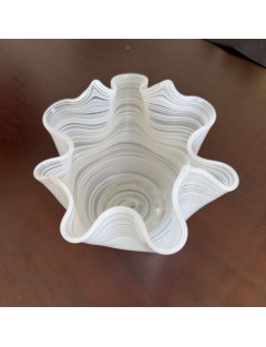 Murano – Vase mouchoir en verre filigrané "lattimo" à décor de stries horizontales blanches