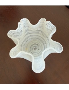Murano – Vase mouchoir en verre filigrané "lattimo" à décor de stries horizontales blanches