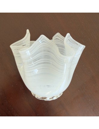Murano – Vase mouchoir en verre filigrané "lattimo" à décor de stries horizontales blanches