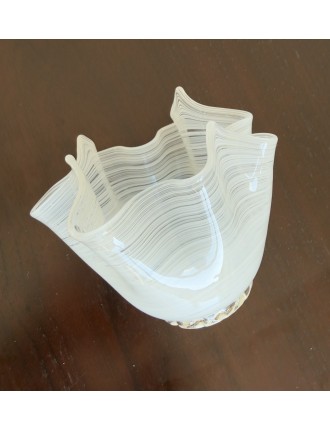 Murano – Vase mouchoir en verre filigrané "lattimo" à décor de stries horizontales blanches