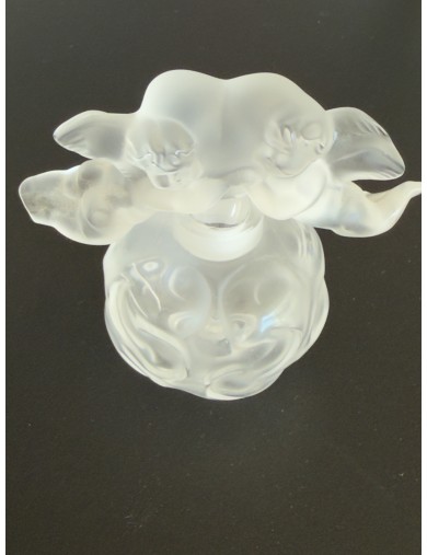 Lalique - Flacon à parfum Lalique nuages en cristal moulé pressé. Bouchon en forme de 2 anges unis par un coeur