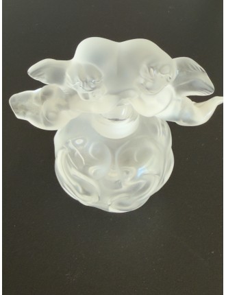 Lalique - Flacon à parfum Lalique nuages en cristal moulé pressé. Bouchon en forme de 2 anges unis par un coeur