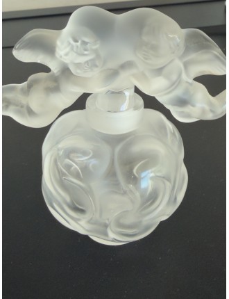 Lalique - Flacon à parfum Lalique nuages en cristal moulé pressé. Bouchon en forme de 2 anges unis par un coeur