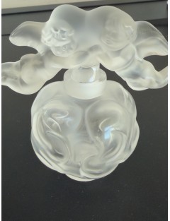 Lalique - Flacon à parfum Lalique nuages en cristal moulé pressé. Bouchon en forme de 2 anges unis par un coeur