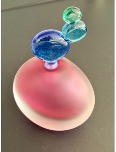 Vase - Bob Crooks - Flacon en verre satiné et coloré. Bouchon forme cactus. Signé sous la base. Haut 16 cm.