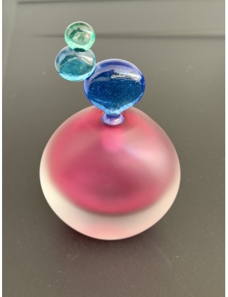 Vase - Bob Crooks - Flacon en verre satiné et coloré. Bouchon forme cactus. Signé sous la base. Haut 16 cm.