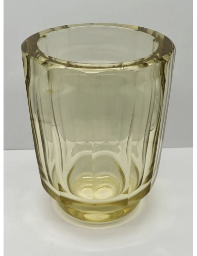 DAUM, Nancy France. Grand vase en cristal taillé à facettes jaunes, sur base circulaire.