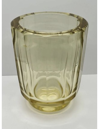 DAUM, Nancy France. Grand vase en cristal taillé à facettes jaunes, sur base circulaire.
