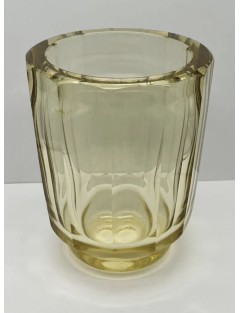 DAUM, Nancy France. Grand vase en cristal taillé à facettes jaunes, sur base circulaire.