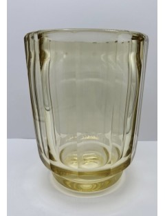 DAUM, Nancy France. Grand vase en cristal taillé à facettes jaunes, sur base circulaire.