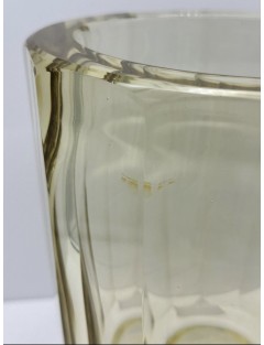 DAUM, Nancy France. Grand vase en cristal taillé à facettes jaunes, sur base circulaire.