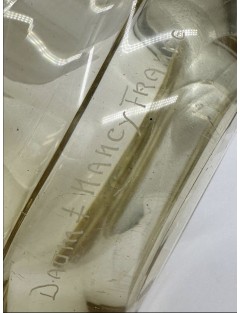 DAUM, Nancy France. Grand vase en cristal taillé à facettes jaunes, sur base circulaire.