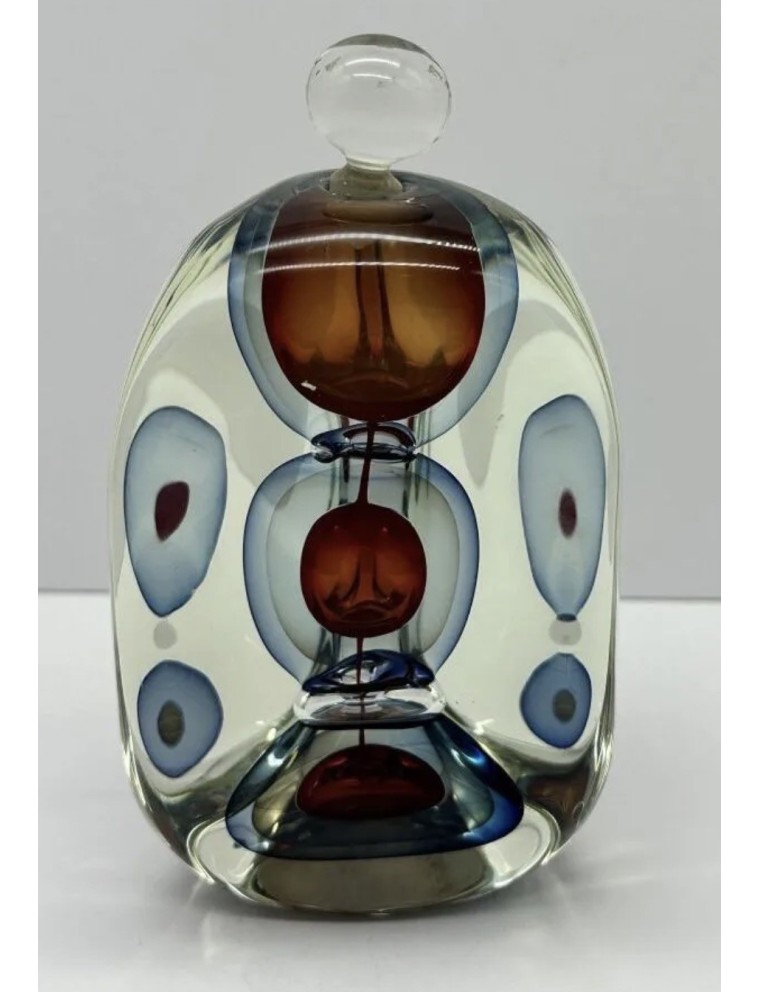 Alain BEGOU, Vase. Flacon avec son bouchon trilobé en verre soufflé à inclusions de ronds soufflés de couleurs