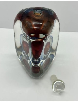 Alain BEGOU, Vase. Flacon avec son bouchon trilobé en verre soufflé à inclusions de ronds soufflés de couleurs