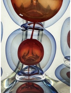 Alain BEGOU, Vase. Flacon avec son bouchon trilobé en verre soufflé à inclusions de ronds soufflés de couleurs