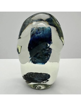 Isabelle MONOD. Sculpture en verre soufflé "Menhir", inclusions bulles bleu