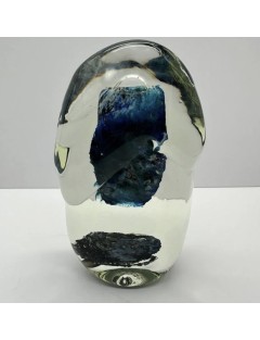 Isabelle MONOD. Sculpture en verre soufflé "Menhir", inclusions bulles bleu