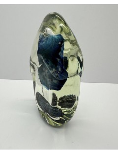 Isabelle MONOD. Sculpture en verre soufflé "Menhir", inclusions bulles bleu