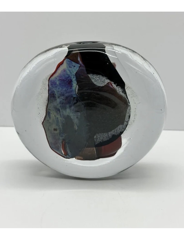 Claude MONOD - Vase disque en verre soufflé à motif intercalaire d'émaux bleu et rouge.