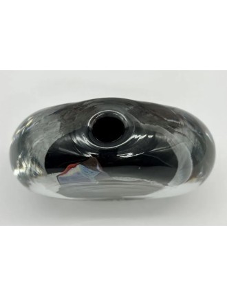 Claude MONOD - Vase disque en verre soufflé à motif intercalaire d'émaux bleu et rouge.