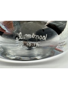 Claude MONOD - Vase disque en verre soufflé à motif intercalaire d'émaux bleu et rouge.