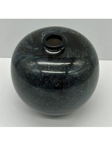 Claude MONOD - Vase boule en verre soufflé sur fond noir à inclusions bleues et de paillettes d'or