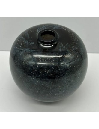 Claude MONOD - Vase boule en verre soufflé sur fond noir à inclusions bleues et de paillettes d'or