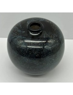 Claude MONOD - Vase boule en verre soufflé sur fond noir à inclusions bleues et de paillettes d'or