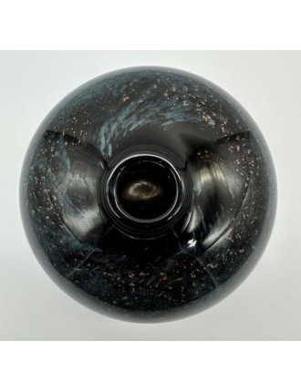 Claude MONOD - Vase boule en verre soufflé sur fond noir à inclusions bleues et de paillettes d'or