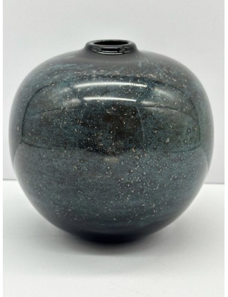Claude MONOD - Vase boule en verre soufflé sur fond noir à inclusions bleues et de paillettes d'or