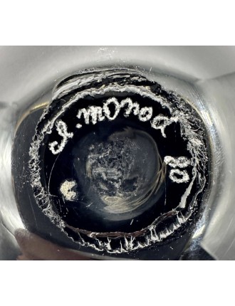 Claude MONOD - Vase boule en verre soufflé sur fond noir à inclusions bleues et de paillettes d'or